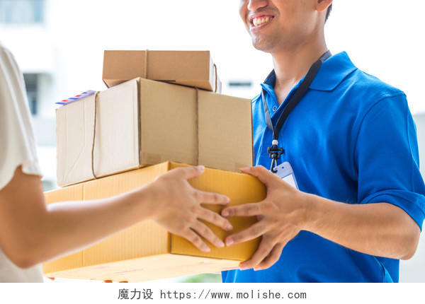 女人接受纸板箱从送货员送货货物物流人员
